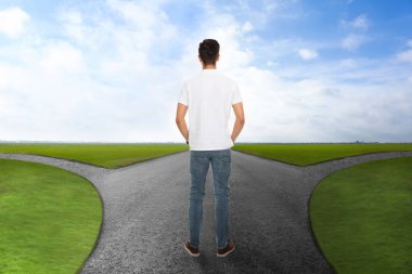 Kavşakta duran adam. Farklı yollar arasındaki seçim kavramı 