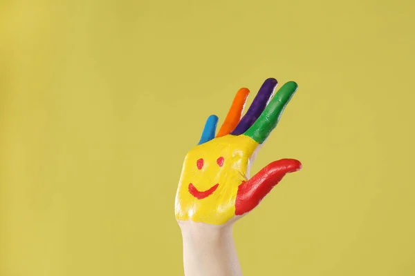 Ragazzo Con Volto Sorridente Disegnato Palmo Sfondo Giallo Primo Piano — Foto Stock