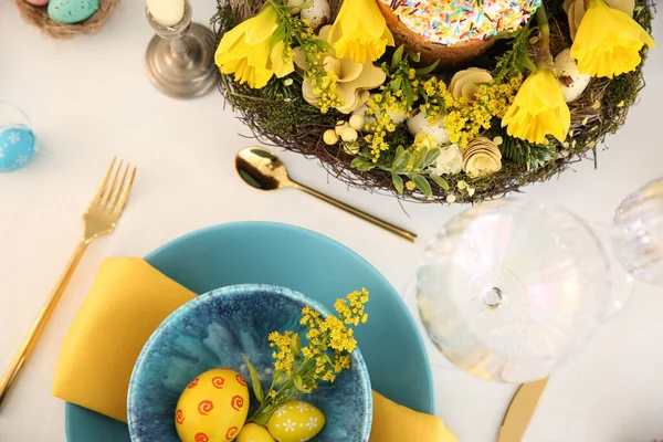 节日餐桌上摆满了美丽的花卉装饰和彩蛋 平铺着 — 图库照片