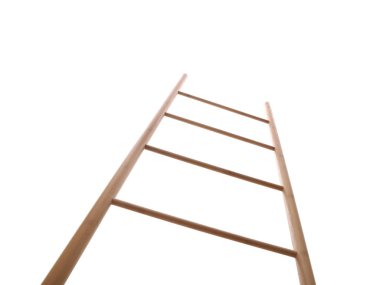 Modern ahşap merdiven beyaz, düşük açılı görüntüde izole.
