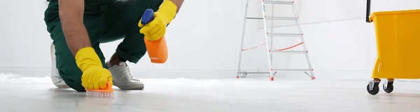 Professional Janitor Cleaning Floor Brush Detergent Close Seup View Баннерный — стоковое фото