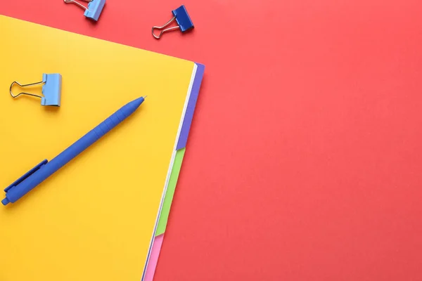 Caderno Amarelo Com Clipes Caneta Aglutinante Sobre Fundo Vermelho Flat — Fotografia de Stock