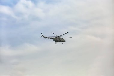 Gökyüzünde uçan askeri helikopterin uzaktan görüntüsü