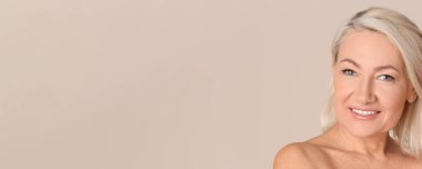 Bej arka planda güzel olgun bir kadının portresi, mesaj için boşluk. Pankart tasarımı