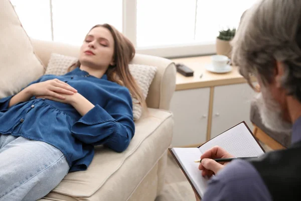 Psicoterapeuta Paciente Consultório Sessão Hipnoterapia — Fotografia de Stock