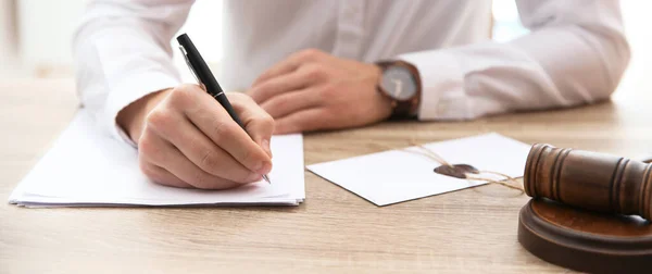 Man Notaris Werken Met Documenten Hamer Tafel Het Kantoor Close — Stockfoto