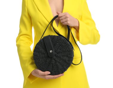 Beyaz arka plan üzerinde şık çanta ile genç kadın, closeup