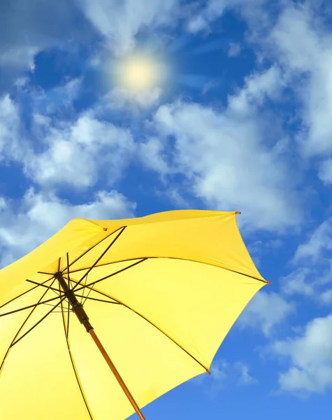 Guarda Chuva Amarelo Moderno Contra Céu Azul Protecção Solar — Fotografia de Stock