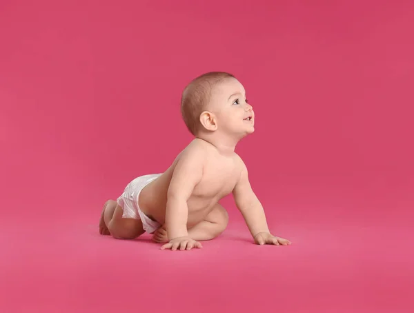 Lindo Bebé Pañal Sobre Fondo Rosa Espacio Para Texto —  Fotos de Stock