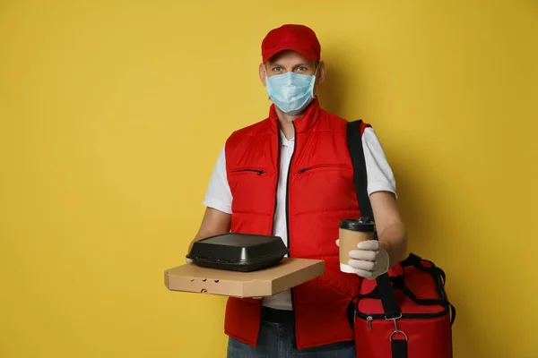 보호용 장갑을 배경에 순서대로 마스크를 착용하는 코로나 바이러스 기간에 서비스 — 스톡 사진