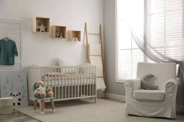 Elegante Habitación Bebé Interior Con Cuna Sillón — Foto de Stock