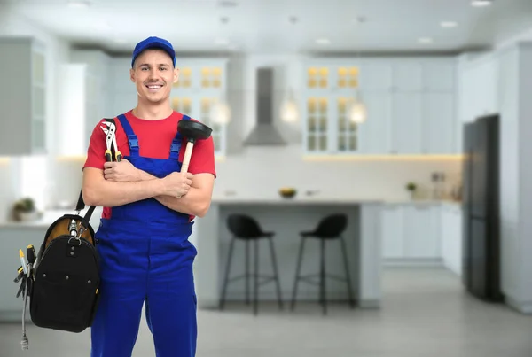 Encanador Jovem Com Saco Ferramentas Cozinha Espaço Para Texto — Fotografia de Stock