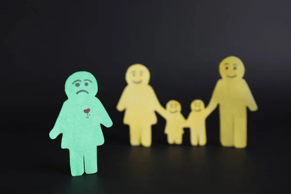 Figuras Papel Humano Sobre Fundo Preto Conceito Ciúme — Fotografia de Stock