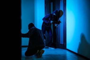 Silahlı ve levyeli tehlikeli suçlular daireye zorla giriyor.