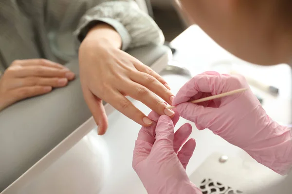 Manicura Profesional Trabajando Con Cliente Salón Belleza Primer Plano —  Fotos de Stock