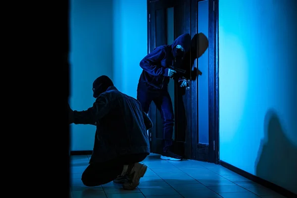 Peligrosos Criminales Con Pistola Barra Cuervo Irrumpiendo Apartamento —  Fotos de Stock