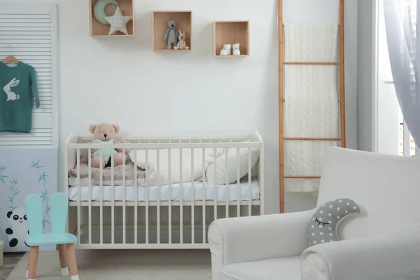 Elegante Habitación Bebé Interior Con Cuna Sillón —  Fotos de Stock