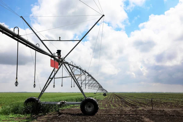 Sistem Irigasi Modern Lapangan Bawah Langit Yang Mendung Peralatan Pertanian — Stok Foto