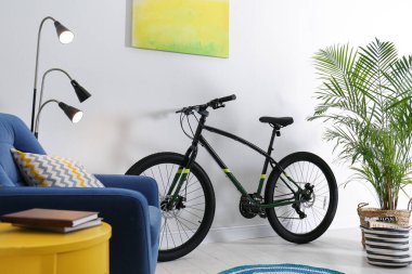 Modern bisiklet ve rahat koltuk şık oturma odasının içinde.
