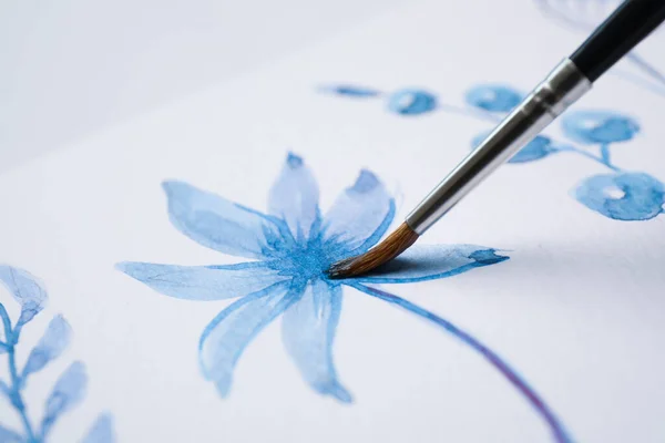 在白纸上涂蓝色水彩画花 — 图库照片
