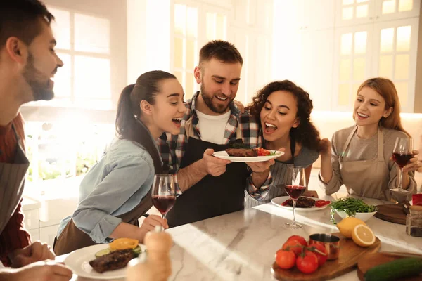 Des Gens Heureux Avec Une Délicieuse Nourriture Dans Cuisine Cours — Photo