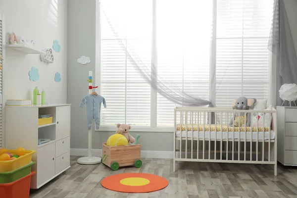 带婴儿床和玩具的时髦婴儿房内部 — 图库照片
