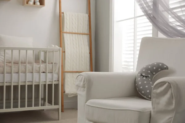 带婴儿床和扶手椅的时髦婴儿房内部 — 图库照片