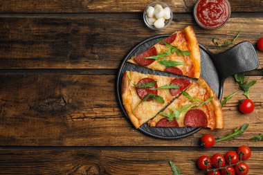 Düz kompozisyon ve ahşap masada lezzetli biberli pizza. Metin için boşluk
