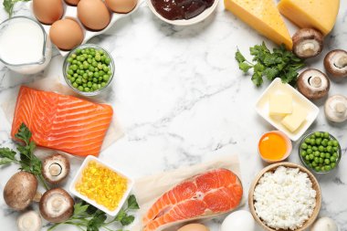 Düz kompozisyon, beyaz mermer masa üzerinde D vitamini bakımından zengin ürünler. Metin için boşluk