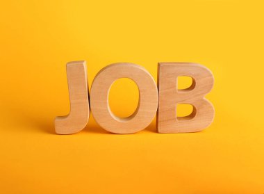 Sözcük oyunu sarı arka planda ahşap harflerle yapılmış, yakın plan. Kariyer konsepti