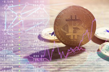 Ahşap arka planda parlak bitcoin 'ler. Fintech konsepti