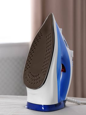 Kapalı alanda hasar görmüş taban levhası yüzeyi olan demir.