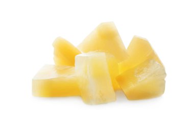 Konserve ananas parçaları beyaza izole edilmiş.