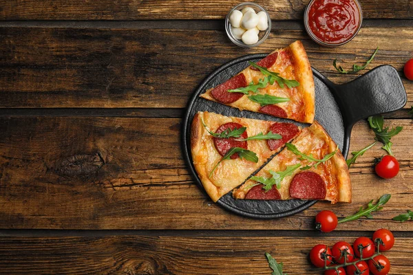 Flache Liegekomposition Mit Leckerer Pfefferoni Pizza Auf Holztisch Raum Für — Stockfoto