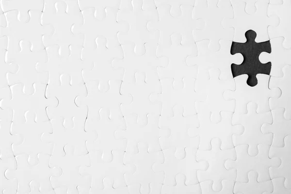 黒の背景に欠けている部分を持つ空白の白いパズル トップビュー テキストのスペース — ストック写真