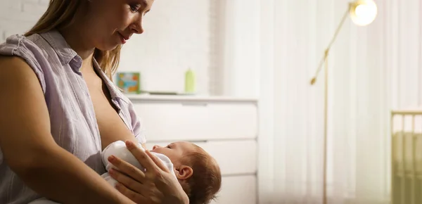 Junge Frau Stillt Ihr Kleines Baby Hause Raum Für Text — Stockfoto