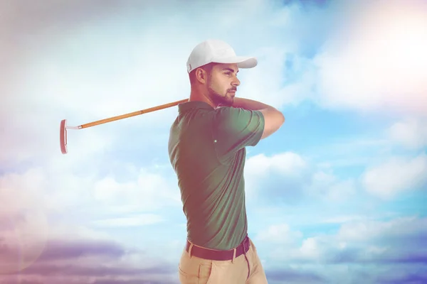 Ung Man Spelar Golf Mot Blå Himmel Utformningsutrymme — Stockfoto
