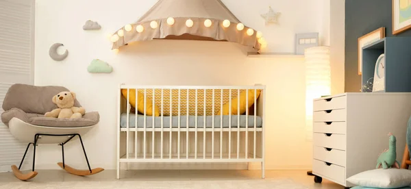 Interior Habitación Del Bebé Con Cuna Cómoda Diseño Banner —  Fotos de Stock