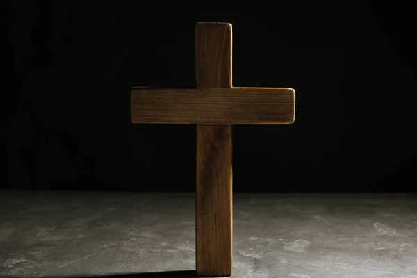 Christliches Holzkreuz Auf Grauem Steintisch Vor Schwarzem Hintergrund Religionskonzept — Stockfoto