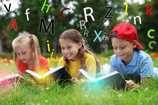 Gruppo Bambini Che Leggono Libri Sull Erba Verde Nel Parco — Foto Stock