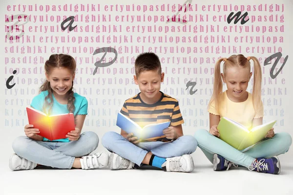 Niños Leyendo Libros Sobre Fondo Gris — Foto de Stock