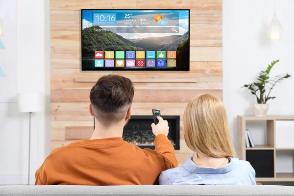 Pareja Viendo Televisión Inteligente Sofá Sala Estar — Foto de Stock