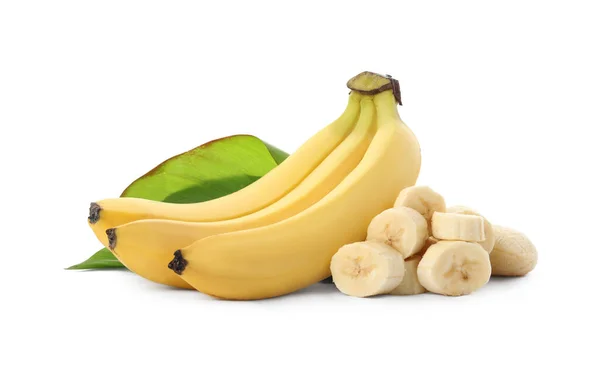 Lahodné Zralé Banány Listy Kousky Izolovanými Bílém — Stock fotografie