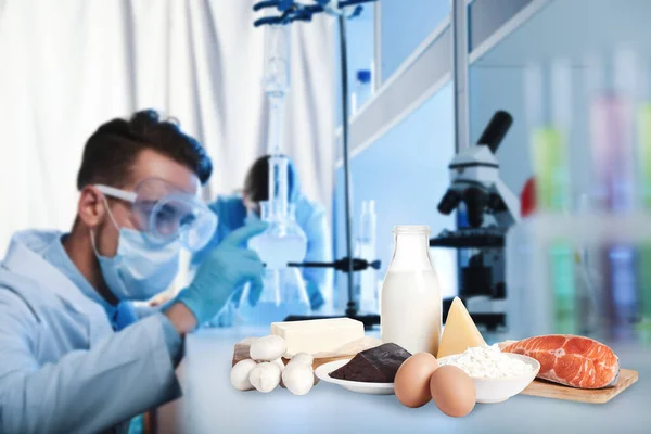 Wissenschaftler Inspizieren Produkte Labor Lebensmittelkontrolle — Stockfoto