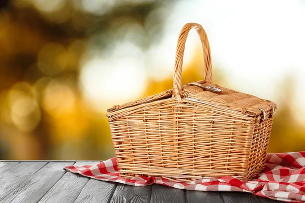 Tjockare Picknickkorg Träbord Utomhus Utrymme För Text — Stockfoto