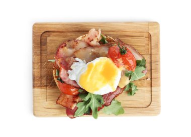 Benedict 'in taze nefis yumurtası beyaza izole edilmiş, üst manzara.