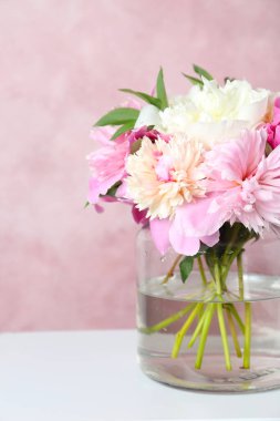 Beyaz masadaki vazoda bir buket güzel şakayık