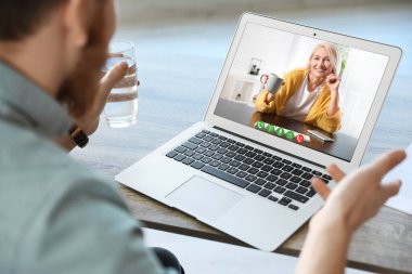 Genç adam evde büyükannesiyle görüntülü konuşma yapıyor, ekrana odaklan.