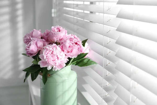 Ramo Hermosas Peonías Rosadas Cerca Ventana Espacio Para Texto — Foto de Stock