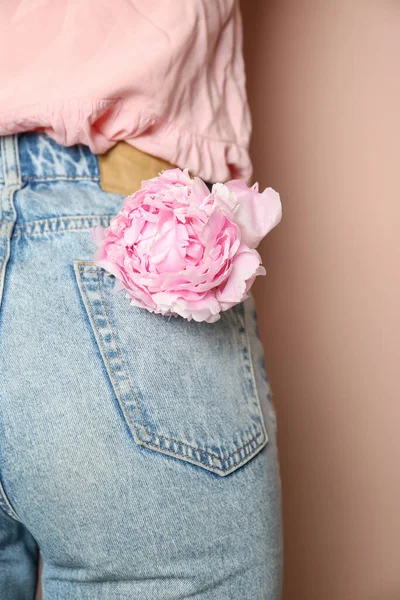 米色背景口袋里有粉色牡丹芽的女人 特写镜头 — 图库照片